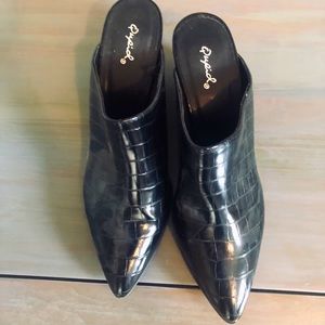 Qupid Black Crocodile Faux Leather Mules